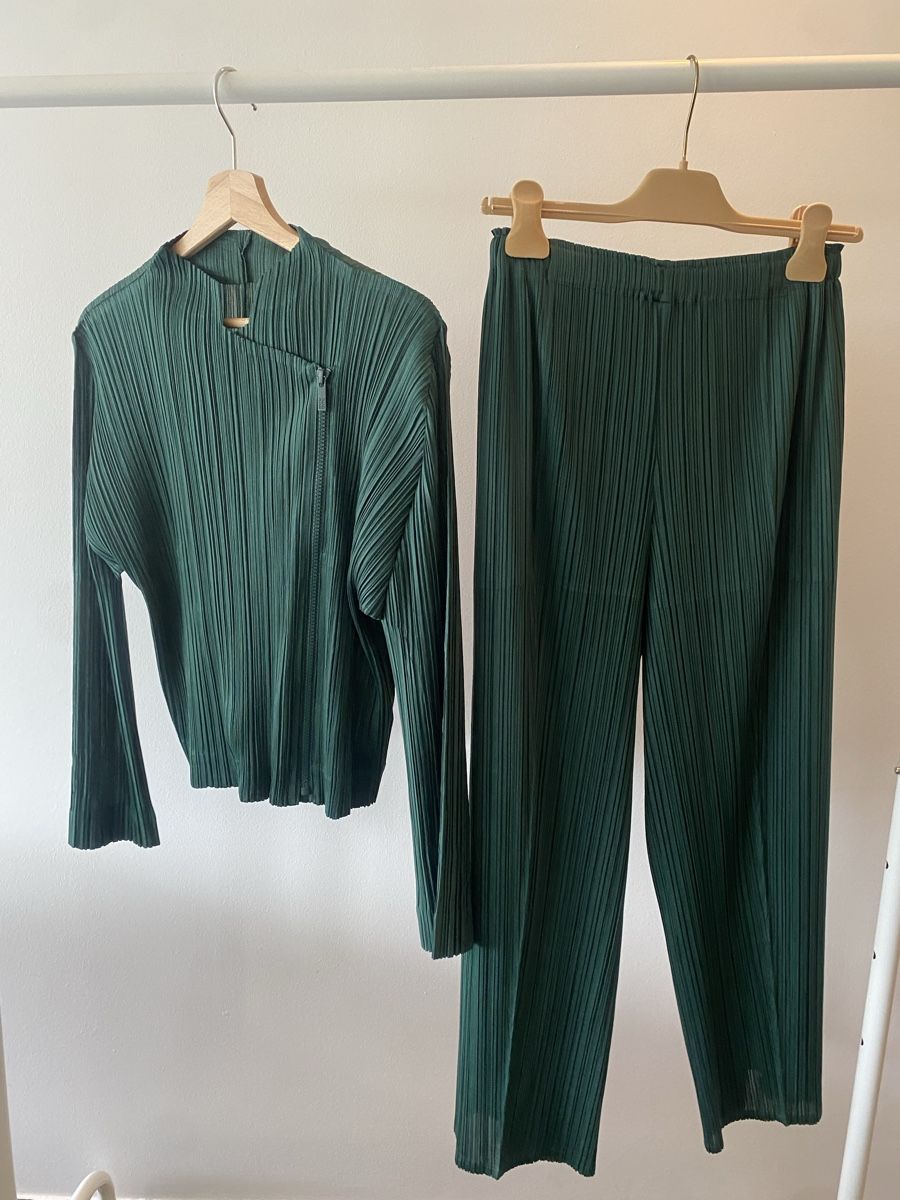 Issey Miyake Lotti di vestiti: Issey Miyake Pleats Please Suit – Nuovo (secondo la descrizione) da Luzern venduto da rachlaw1