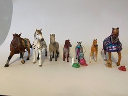 Schleich Pferde als Set von 7 Pferden, zwei mit Zubehör