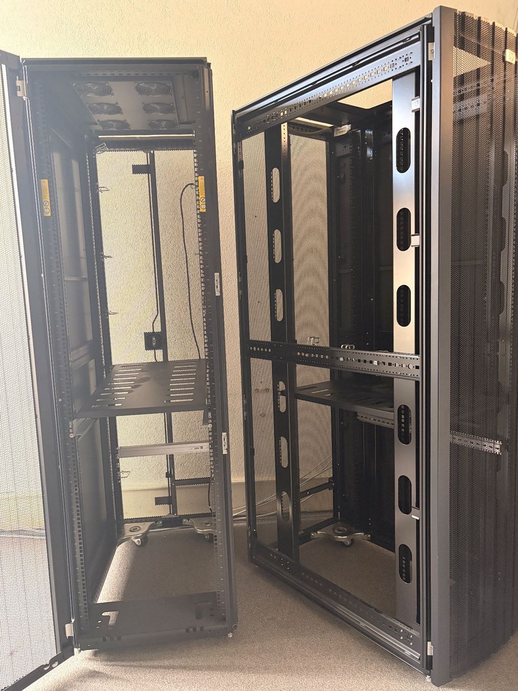 Hewlett Packard Racks & Ständer: 2x HP Serverrack / Serverschrank 42U Occasion – Gebraucht aus Münsingen von Dietschi68 2