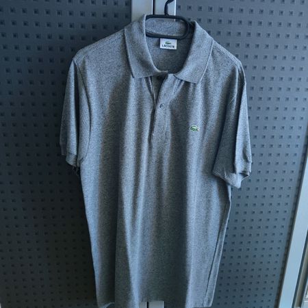 2 polos classiques emblématiques Lacoste.