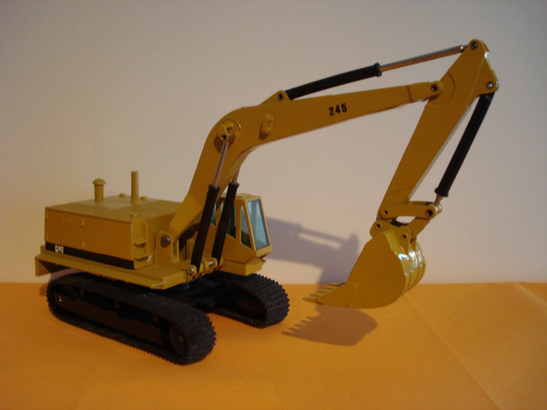 Caterpillar Modellbausätze & Standmodelle: CAT 245 Raupenbagger – Gebraucht aus Mitlödi von worker04 1