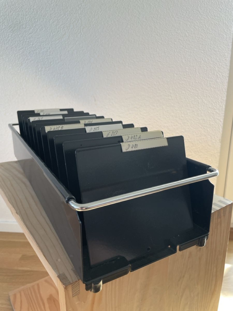 Sistemi di archiviazione: Visitenkartenbox USM schwarz mit 11 Einsätzen – Usato da Liebefeld venduto da Langspielplatte 2