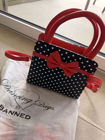 Banned Dancing Days 70s Handtasche schwarz/weiss rot