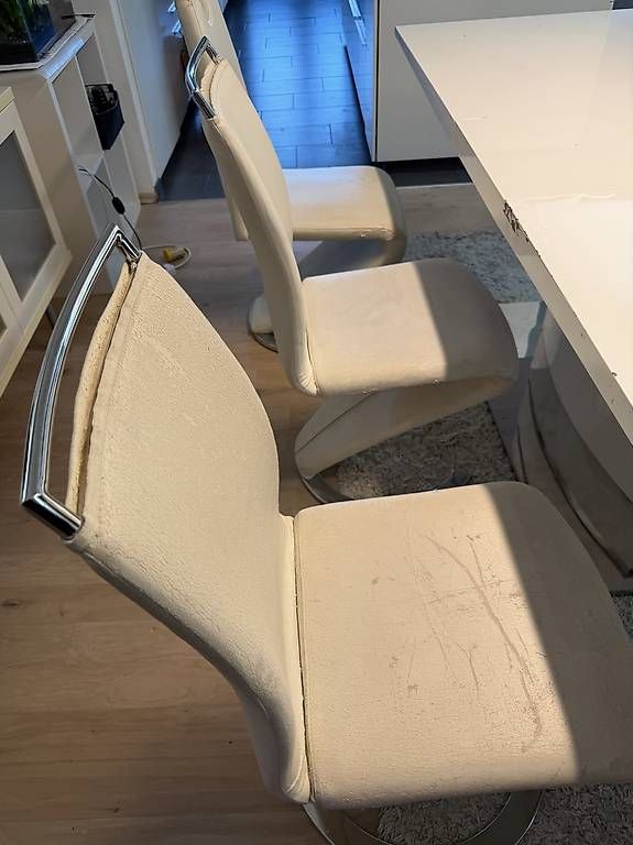 Set tavolo e sedie: Weisser Esstisch mit 7 Stühlen und Teppich – Usato da Häusernmoos im Emmental venduto da Rychie 2