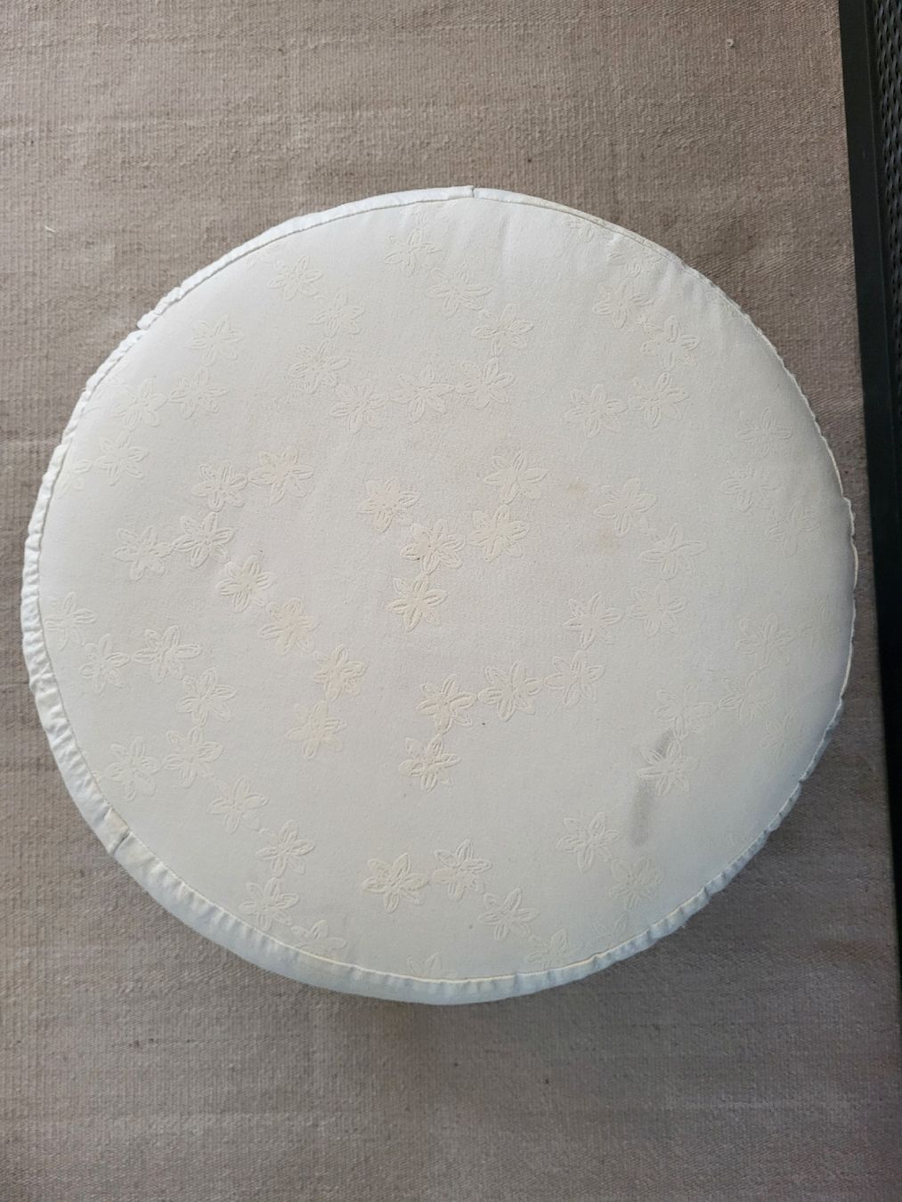 Hocker: LETZTE GELEGENHEIT - weisser schöner Pouf Hocker – Gebraucht aus Zürich von Nuco 2