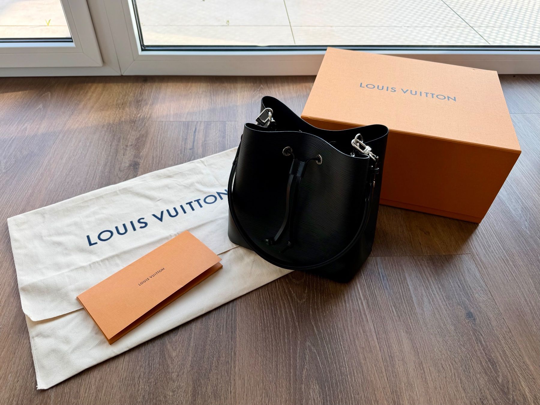 Louis Vuitton Taschen für Damen: Wunderschöne LOUIS VUITTON NéoNoé MM Tasche schwarz – Neu (gemäss Beschreibung) aus Winkel von betterade 9