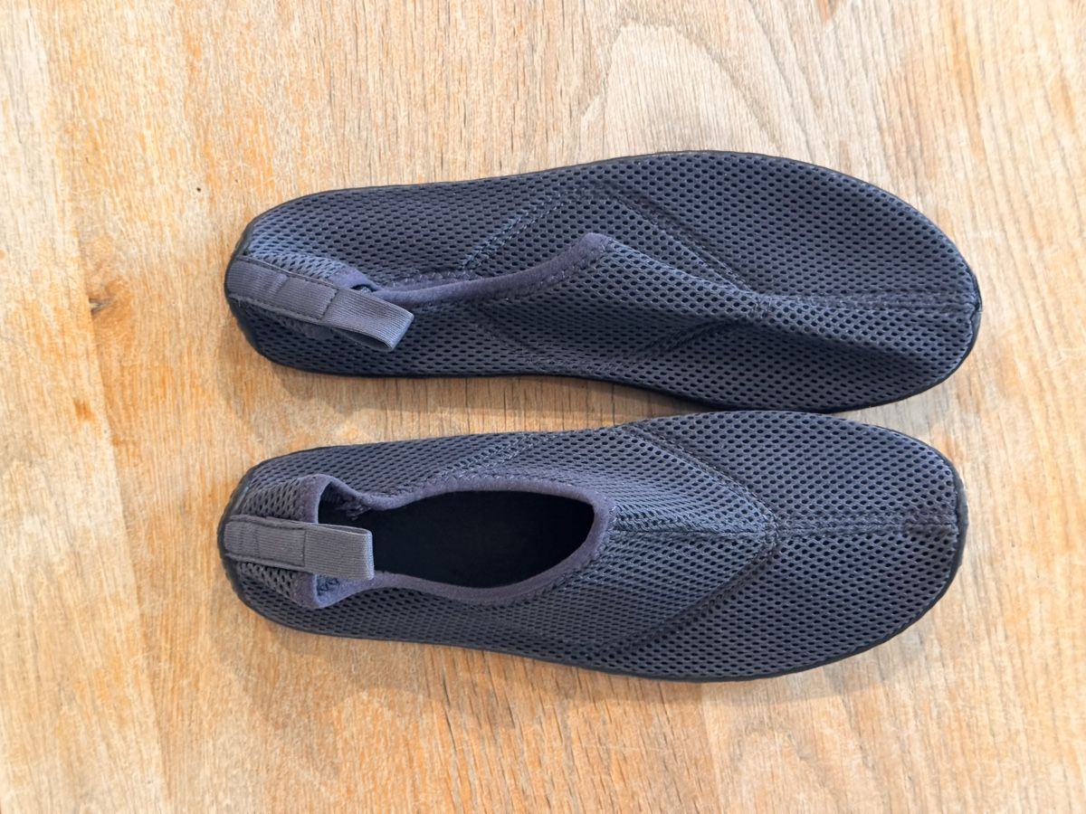 Decathlon Scarpe da uomo: Chaussures de plage gris taille 38-39 bon état – Usato da Céligny venduto da hem_5fch