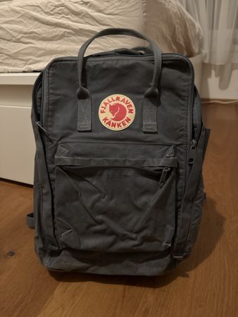 Grauer Fjallraven Kanken Rucksack