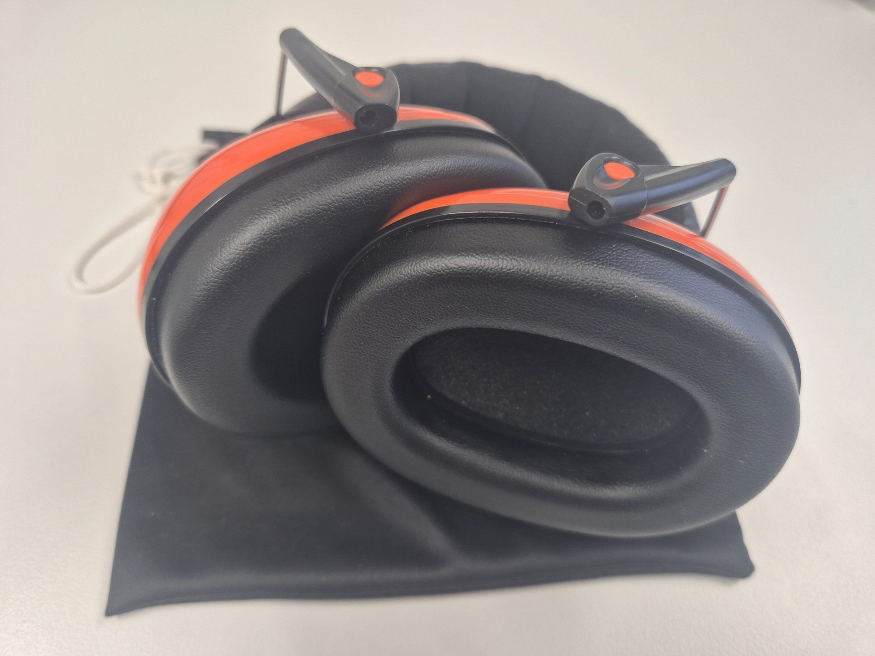 Protezione per viso e udito: Gehörschutz Kopfhörer orange mit Tasche – Usato da Luzern venduto da lupol_Verwertungen 2