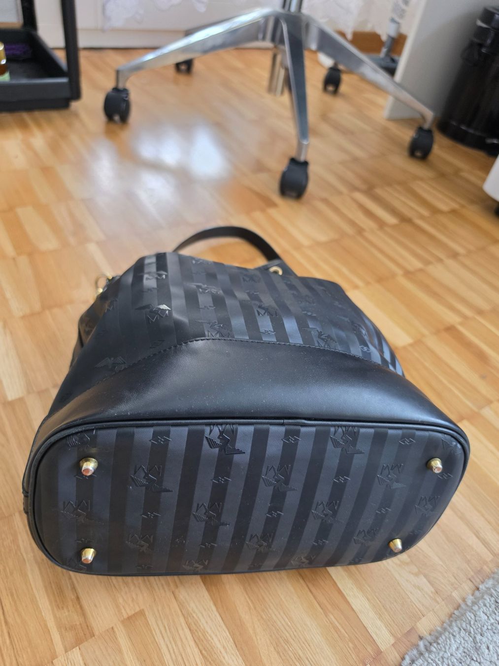 Maison Mollerus Borse da donna: Maison Mollerus Beuteltasche Niesen Schwarz – Usato da Zürich venduto da Sokaina 4