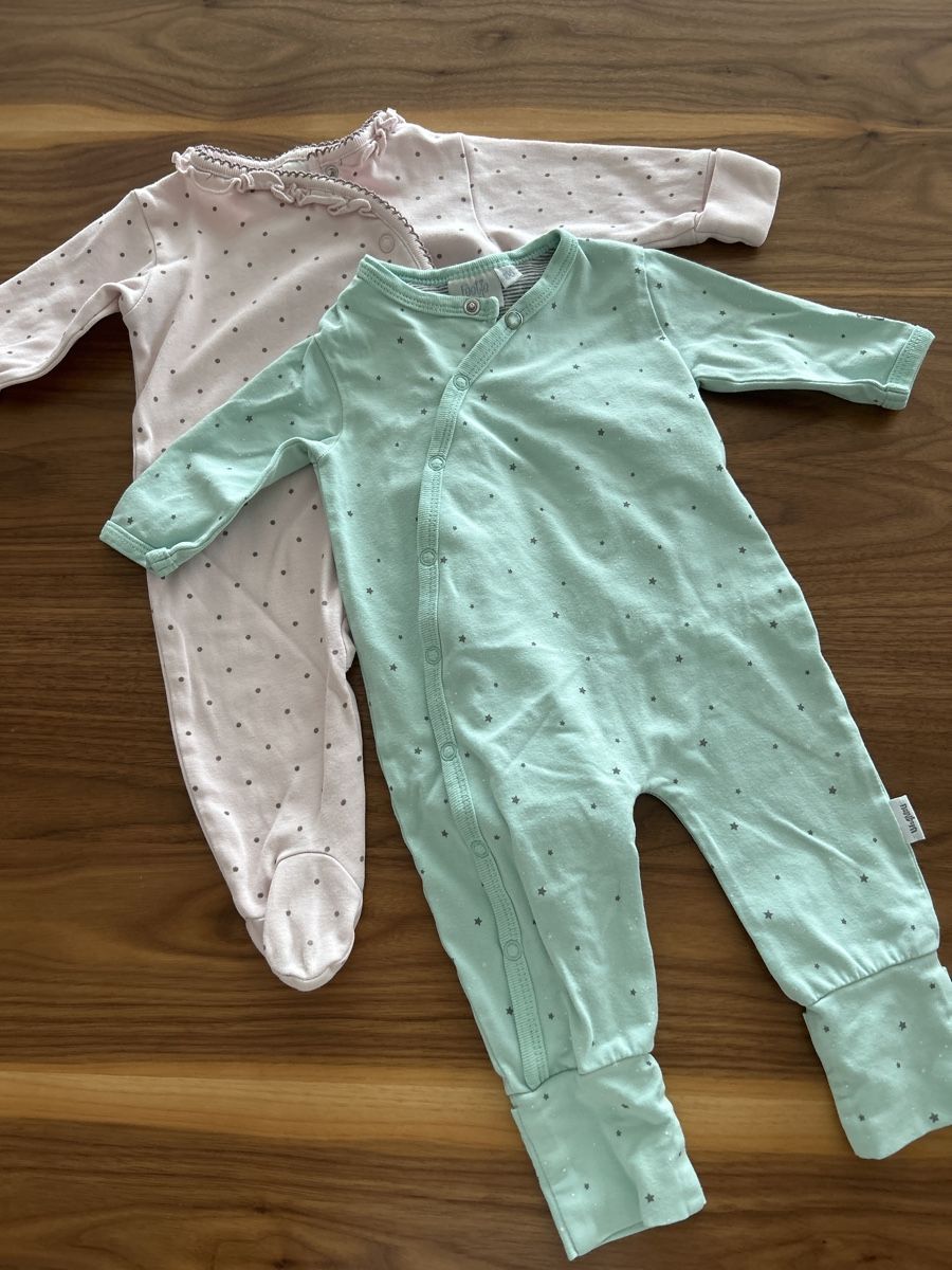 Pyjamas: 2 Baby Strampler Grosse 56 – D'occasion à Birmenstorf AG par Reninata