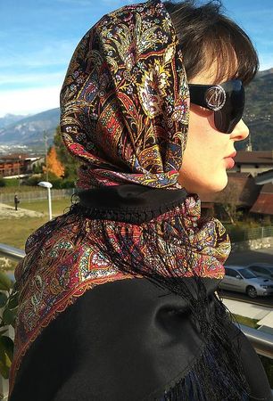 Superbe Grand foulard / châle  en soie (jamais porté)