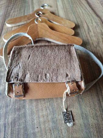 Puppenschultasche aus Leder, Holzkleiderbügel