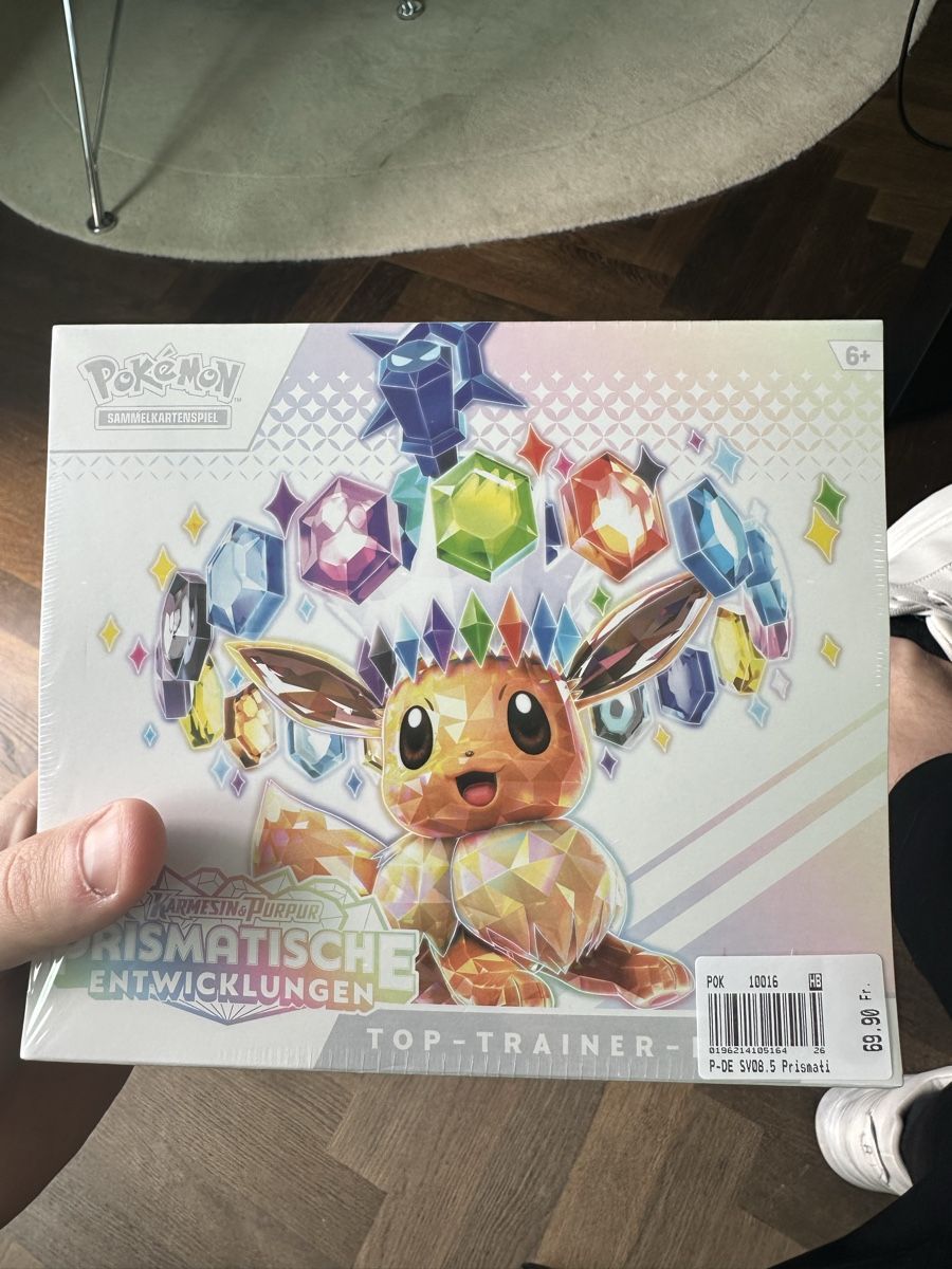 Cartoline: Pokemon Prismatic Evolutions ETB DE – Nuovo e nell'imballaggio originale da Zürich venduto da Dennyloot
