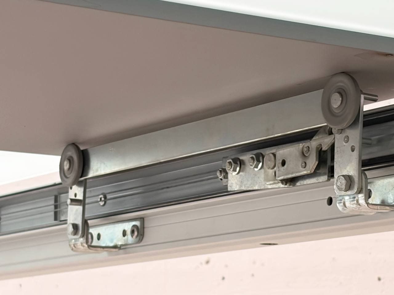 Tavoli: Moderner Glastisch mit Aluminiumgestell, 2000er Jahre – Usato da Zürich venduto da LeMoege 9