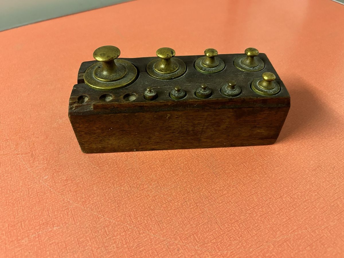 Balances et poids: Gewichtssatz Messing Holzbox gebraucht, 9  Stück. – D'occasion à Lanzenhäusern par vic63