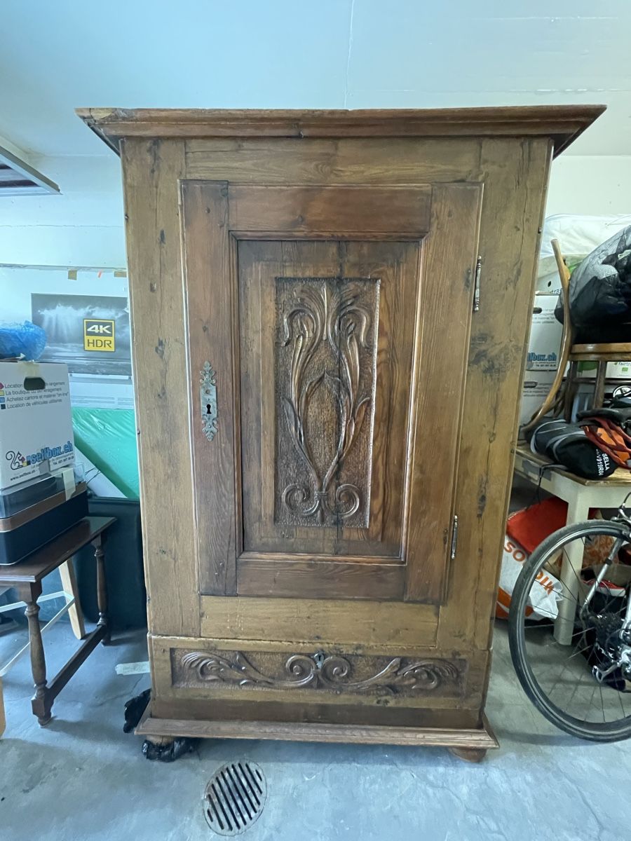 Armadi: Armoire ancienne sculptée à la main – Usato da La Tour-de-Peilz venduto da kin_5mrd