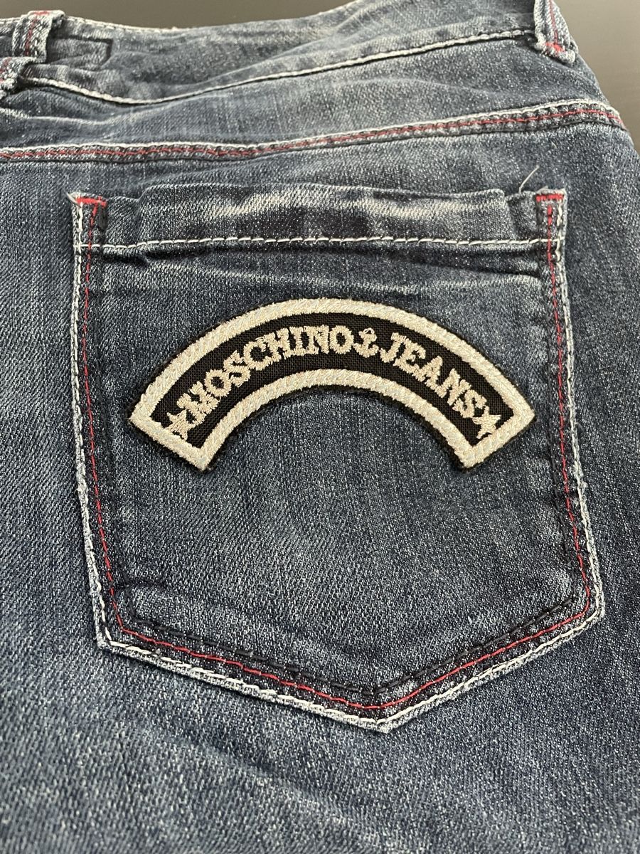 Moschino Jeans: Moschino Jeans, Blue Denim, Red Stitching, Gr 28 – Nuovo (secondo la descrizione) da Oberwil BL venduto da Stellochkas
