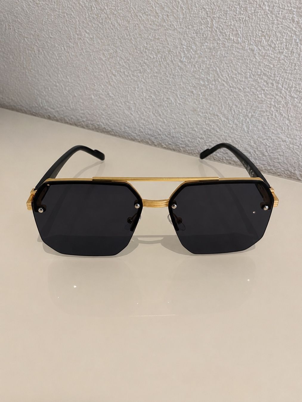 Brillen & Gläser: Modische Sonnenbrille – Gebraucht aus Sommeri von Gim- 1
