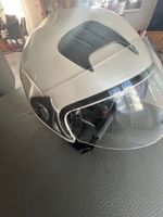 Motorradhelm mit hochklappbarer Schutzblende.