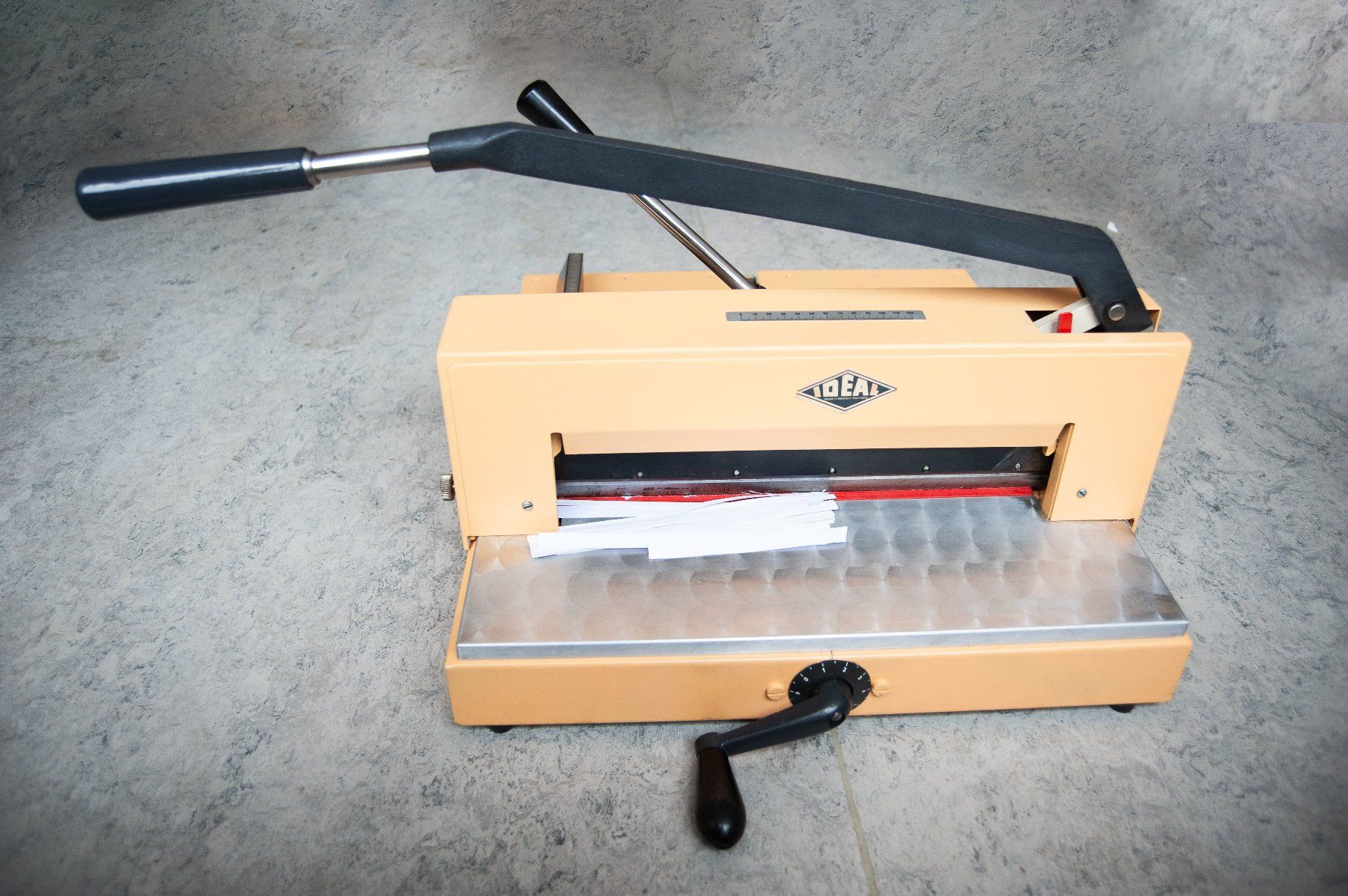 Alle Maschinen: Buchbinderei/Kartonage: IDEAL Schneidemaschine Karton – Gebraucht aus Bern von