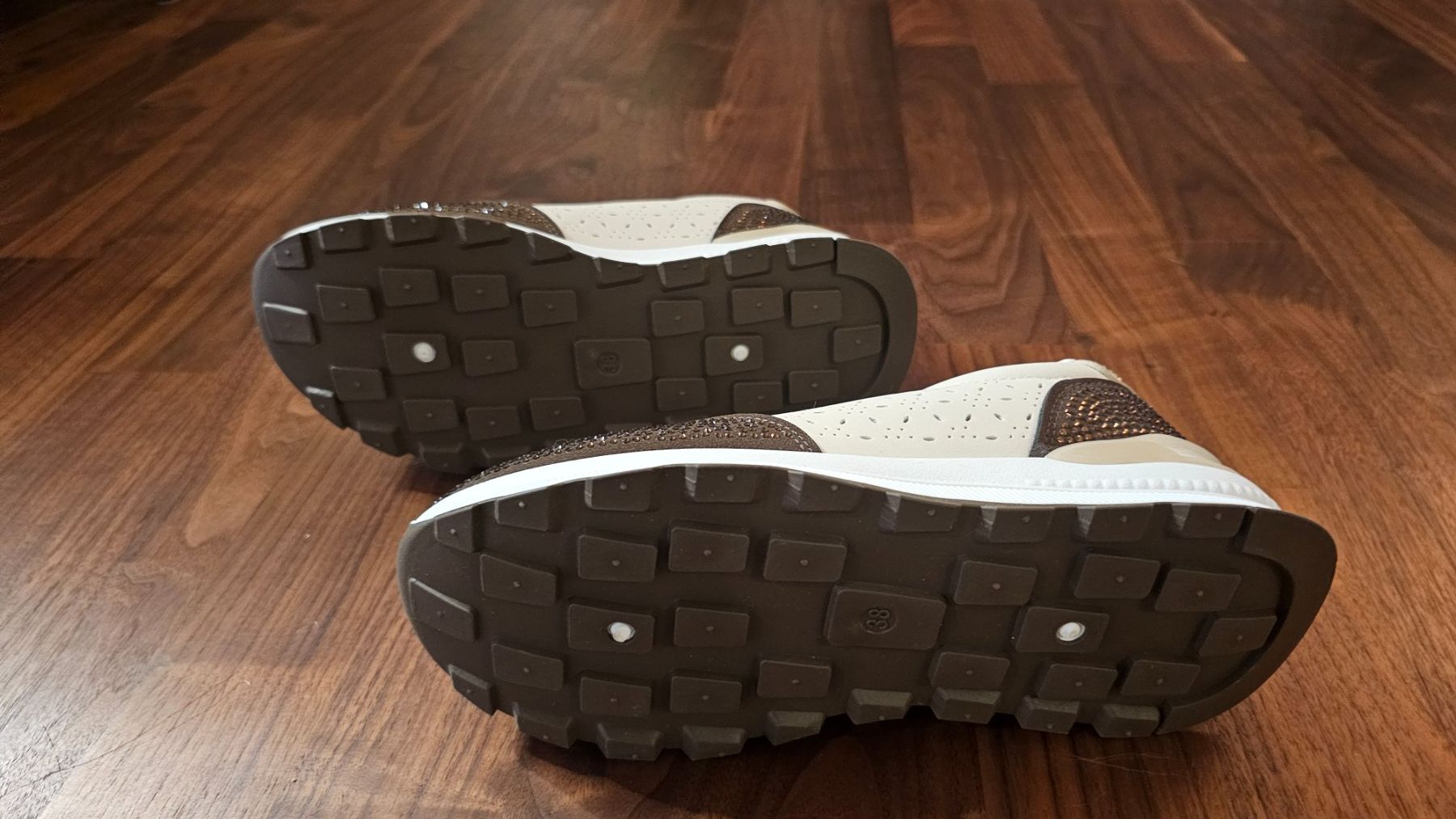 Scarpe da donna: Sneakers neu Grösse 38 – Nuovo (secondo la descrizione) da Stansstad venduto da Teilnehmer1 2