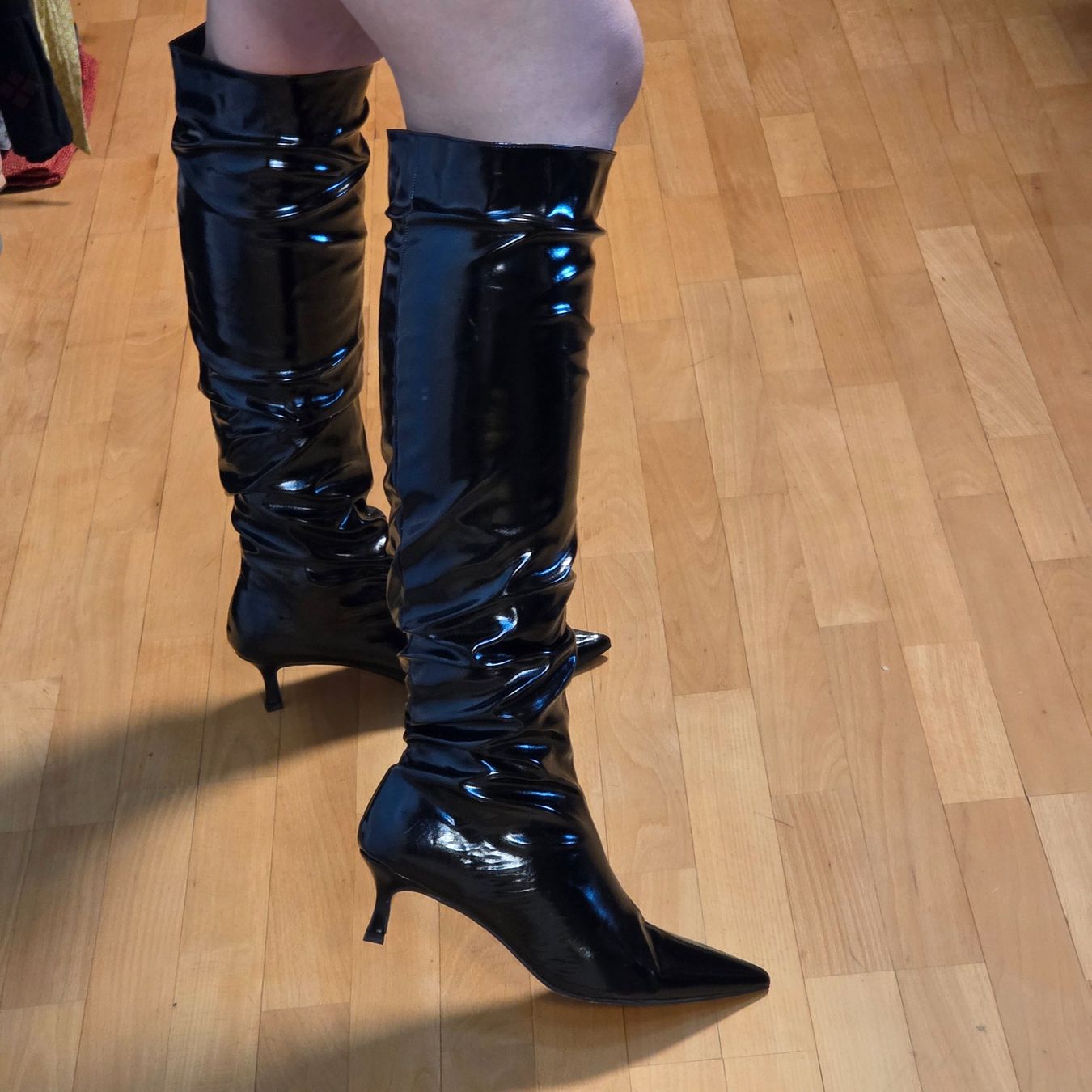 Scarpe da donna: Schwarze Lack Overknee Stiefel Gr. 40,5 – Nuovo e nell'imballaggio originale da Wald ZH venduto da CapLux