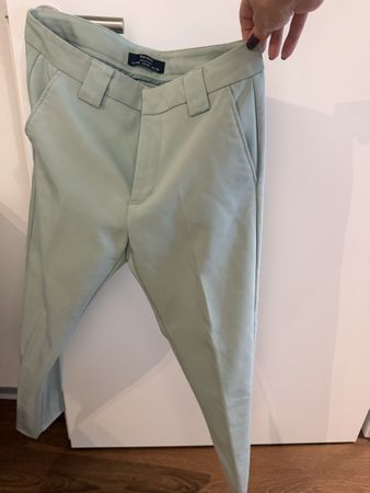 Damen-Stoffhose von Bershka in einem schönen hellen Mintgrün