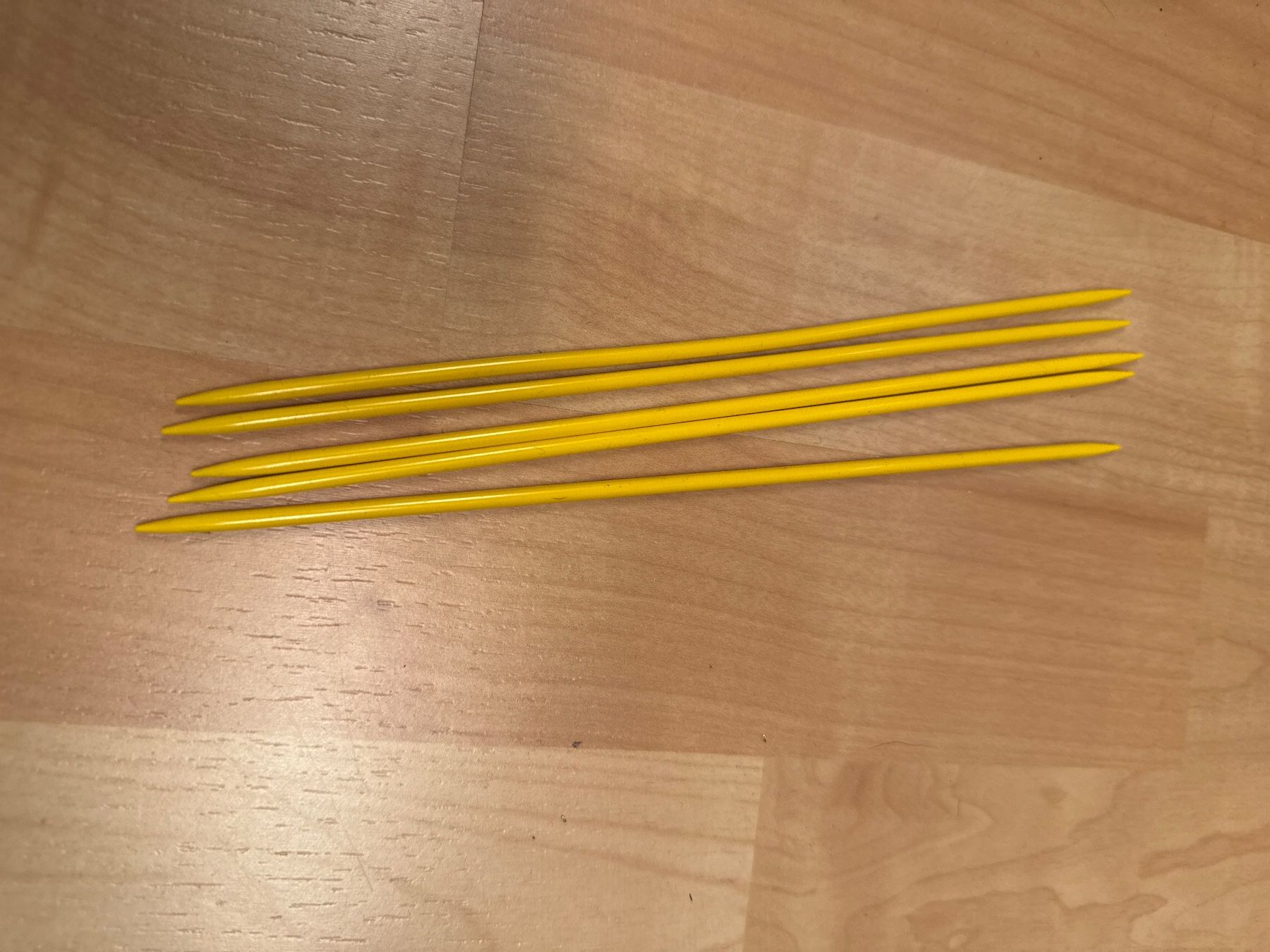 Ferri: 5 Stricknadeln, gelb, gr 3.5 gebraucht – Usato da Oberweningen venduto da Ardnas89