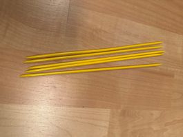 5 Stricknadeln, gelb, gr 3.5 gebraucht