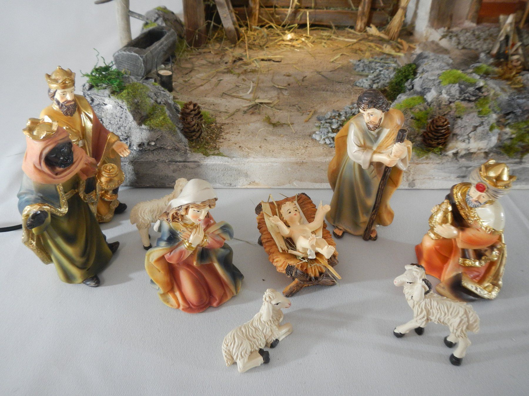 Sonstige Dekorationen & Accessoires: KRIPPENSTALL Handgefertigte Weihnachtskrippe mit Figuren 06 – Neu und originalverpackt aus Chur von  2