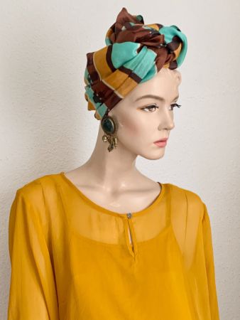 Safrangelbes Sommerkleid von KAFFE mit Seidenschal