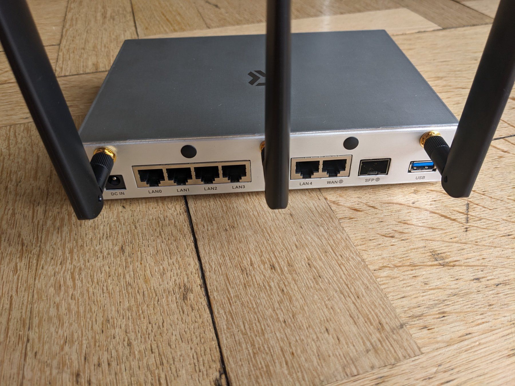 Modem & Router: Turris Omnia RTROM01-CE Open Source-Router – Usato da Luzern venduto da __jakob__ 2