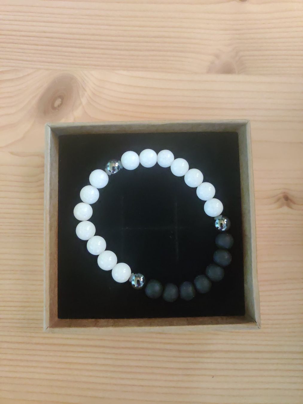 Armbänder & -reifen: Weisses Jade-Perlenarmband – Neu und originalverpackt aus Brienz BE von Pacetrace 1