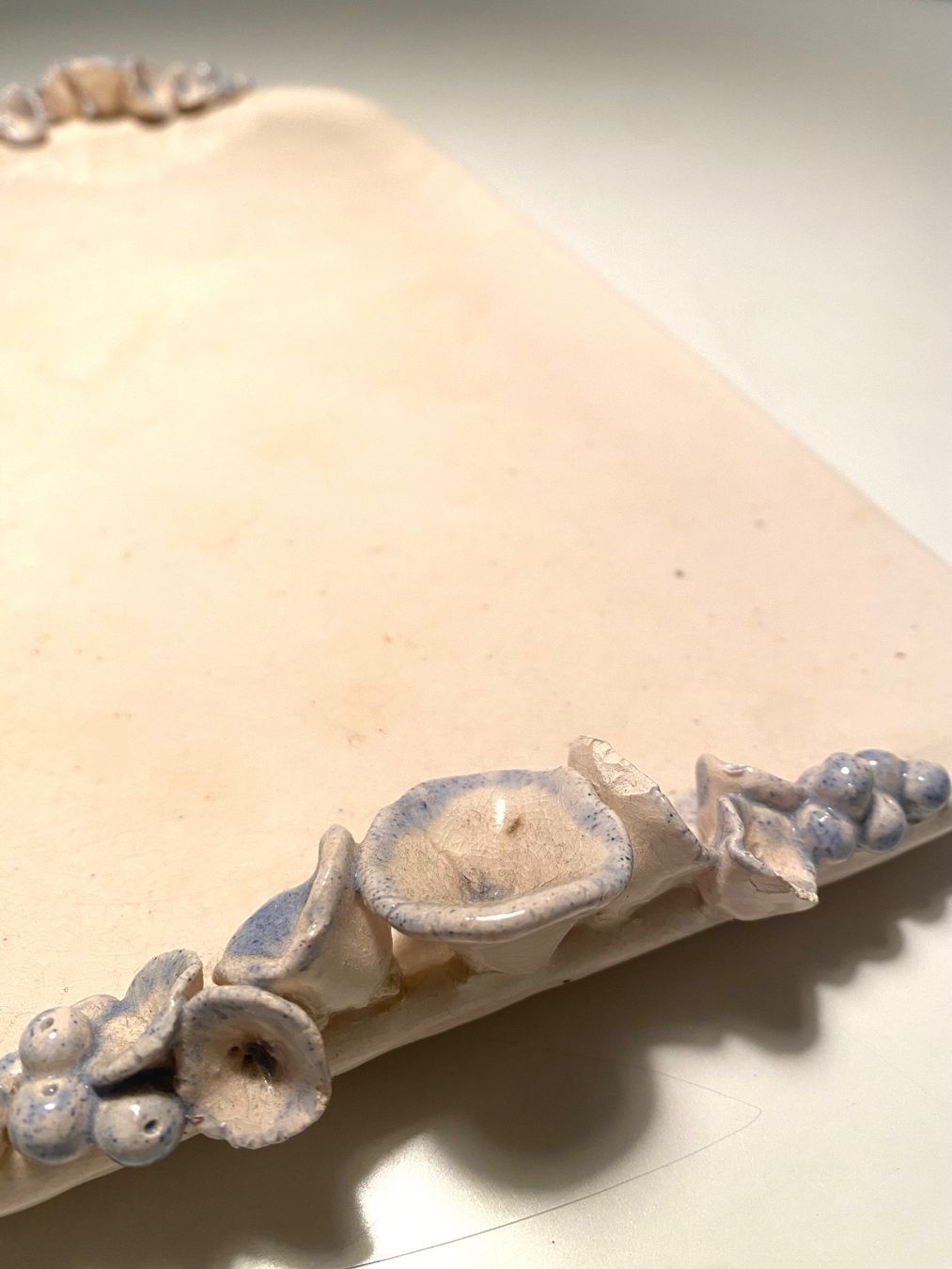 Piatti di portata: Cremefarbene Keramikplatte mit dekorativen Elementen – Usato da Basel venduto da curated_finds 2