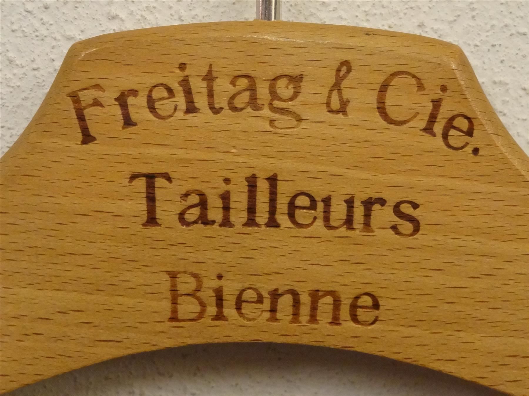 Appendiabiti: Kleiderbügel FREITAG TAILLEUR BIENNE – Usato da Kerzers venduto da zimmergruen 1