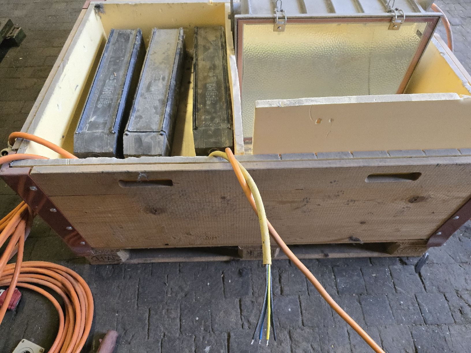 Lampade: 2000 Watt Strahler Baustelle Halle – Usato da Frümsen venduto da M.dnaleiw 7
