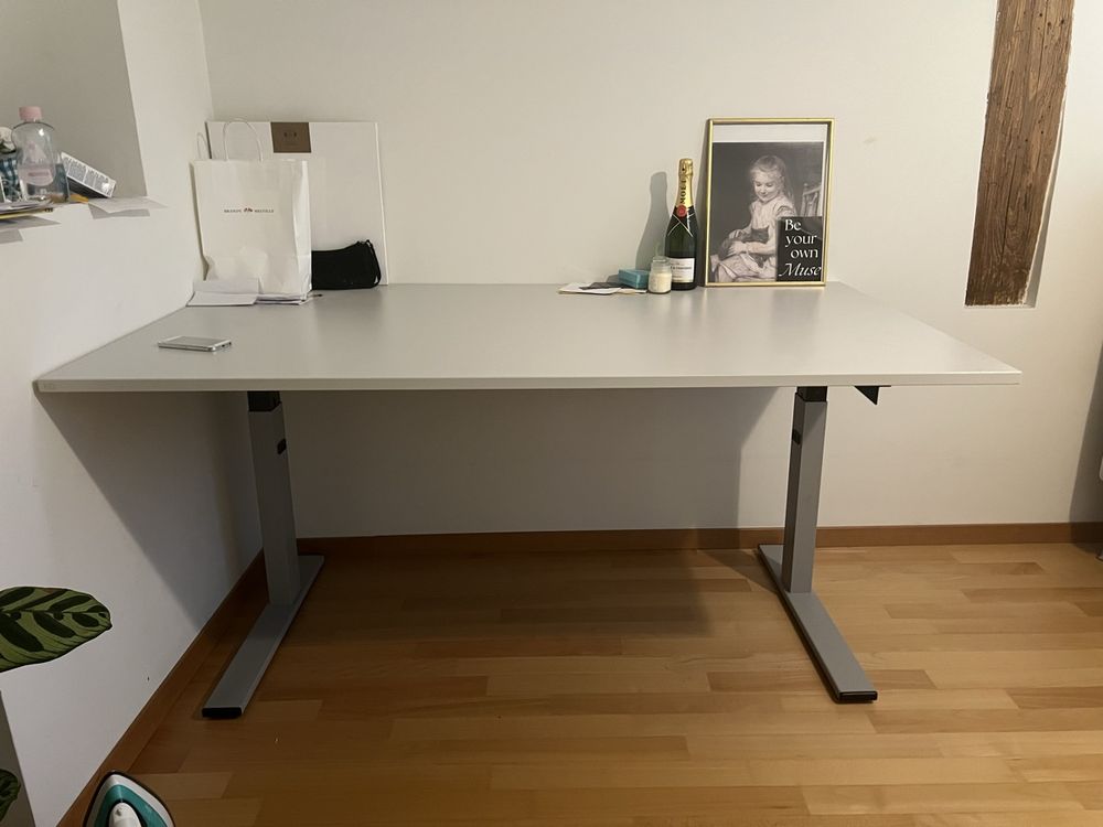 Scrivanie: LO Ergo Schreibtisch, höhenverstellbar, neuwertig – Usato da Erlenbach ZH venduto da d.sigrist101