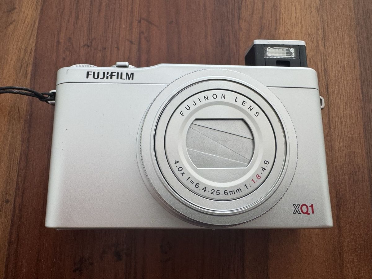 Fujifilm Fotocamera: Fujifilm XQ1 Digitalkamera Silber  – Usato da Sursee venduto da TeamBully