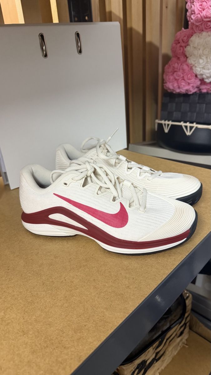 Damenschuhe: Tennis Schuhe Allcourt – Neu und originalverpackt aus Seuzach von aes_xj6f