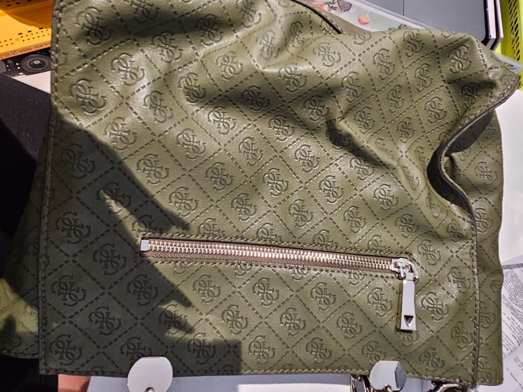 Guess Borse da donna: Guess Tasche Umhämgetasche oliv – Usato da Berg TG venduto da lisboa.sky 1