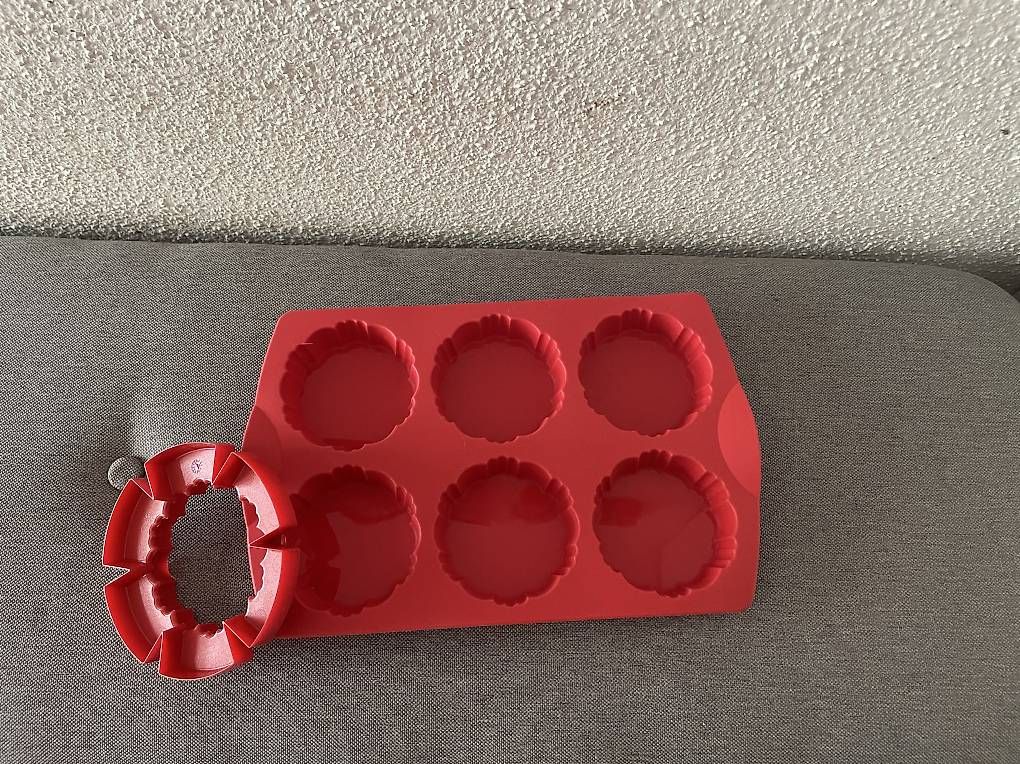 Teglie da forno: Tupperware Silikon Torteletts mit Ausstecher – Usato da Künten venduto da Gubapri