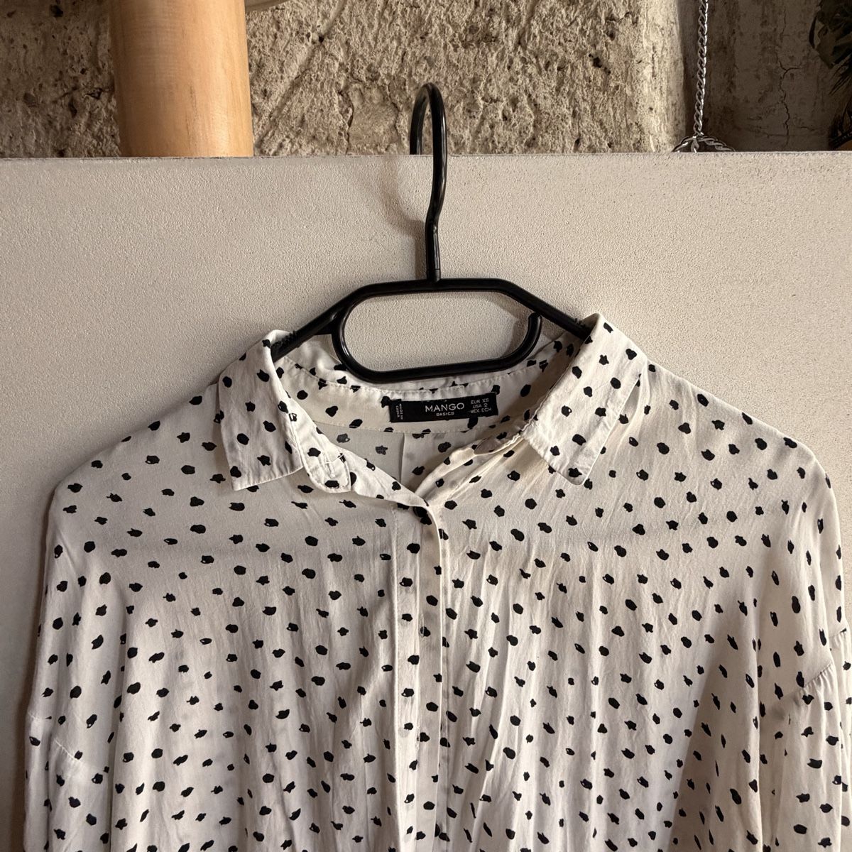 Mango Blusen: Mango Polka Dot Blouse, White & Black – Gebraucht aus Schaffhausen von nuhcyar