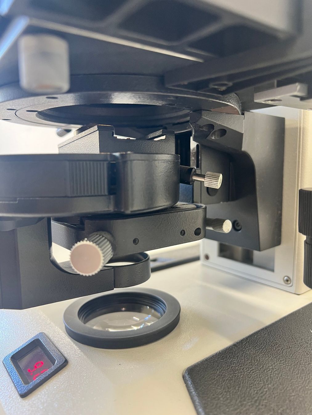 Accessori da laboratorio: Leitz Diaplan Binokularmikroskop mit Kameratubus. – Usato da Niederdorf venduto da LeptonAG_Labor 7
