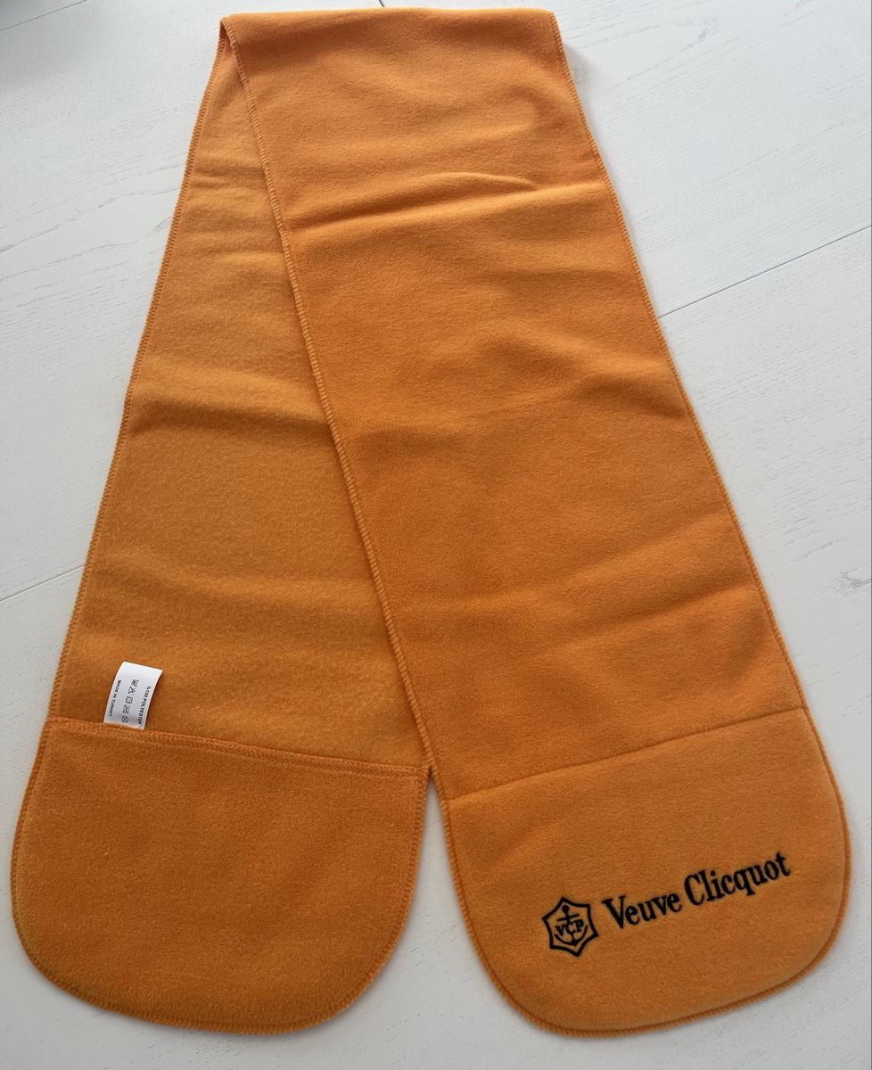 Foulard & Sciarpe: Originalverpackter Veuve Clicquot Schal – Nuovo e nell'imballaggio originale da Hünenberg See venduto da spartakus02