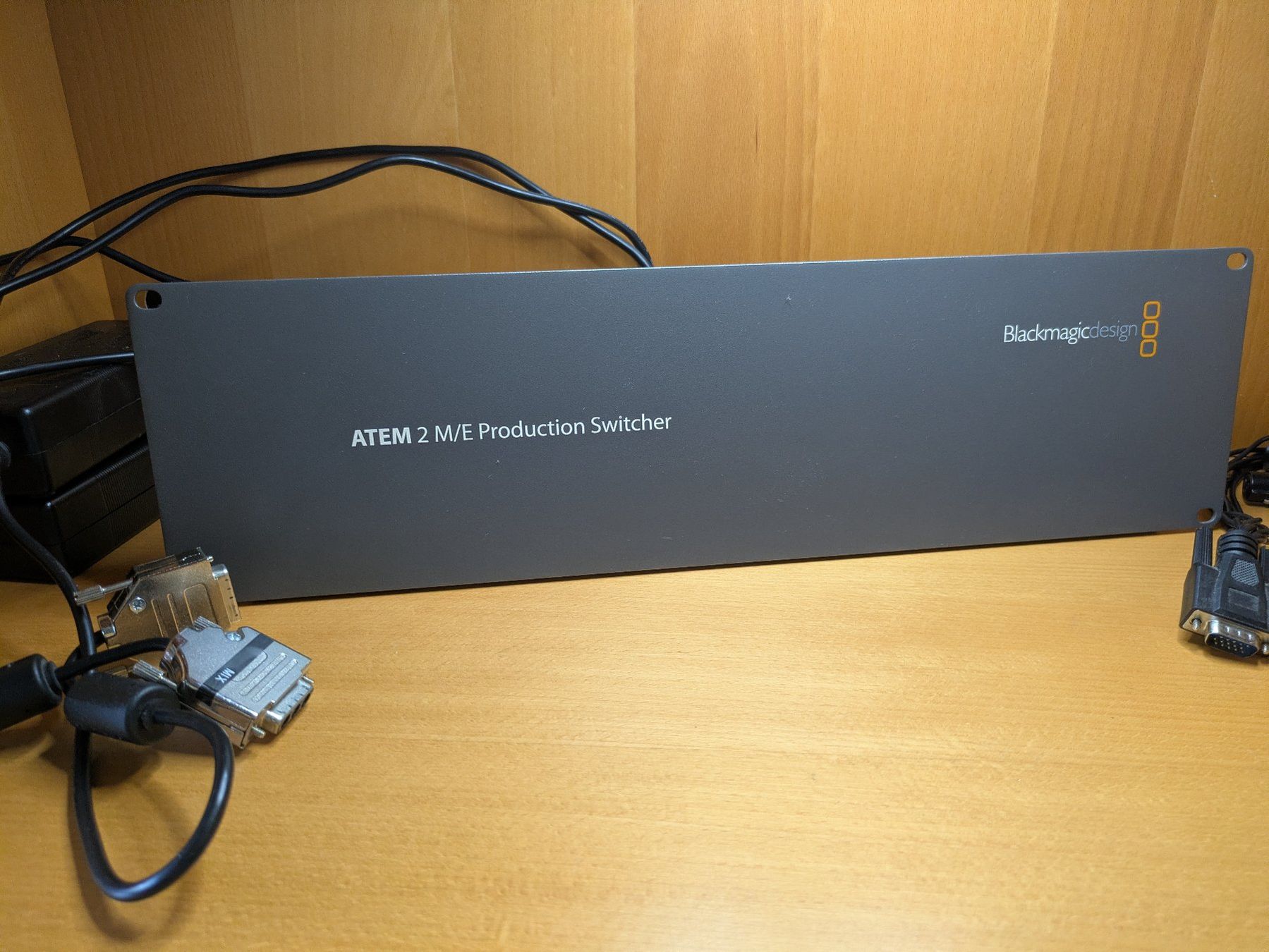 Blackmagic Console di mixaggio: Blackmagic Design ATEM 2 M/E Production Switcher – Usato da Neerach venduto da ciegolink