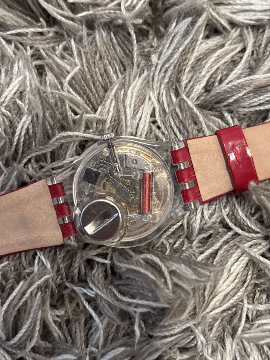 Swatch Orologi: Swatch Damenuhr mit rotem Armband – Difettoso da Therwil venduto da cosugs 4