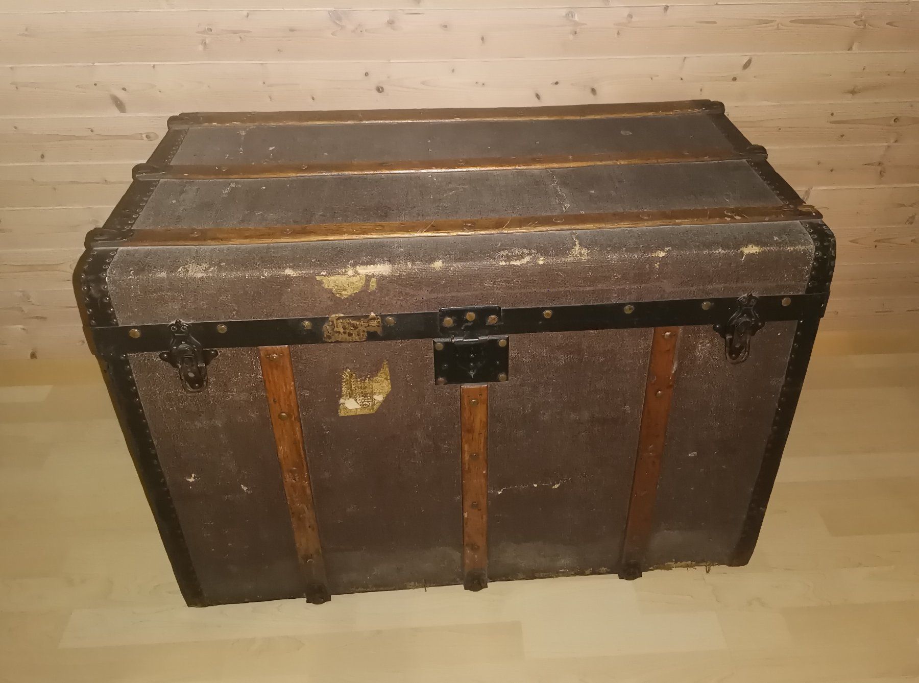 Truhen: Truhe Kiste Box gross antik – Gebraucht aus Roggwil BE von lafleuron