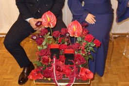 Dekoratives Ringtablett mit roten Rosen für Verlobung & Hoch