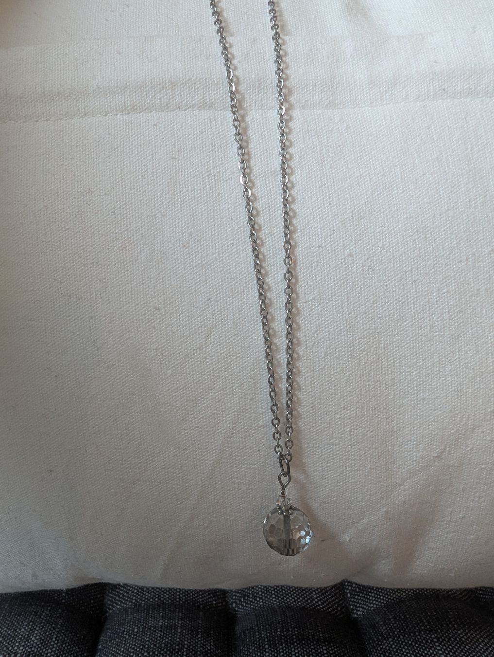 Catenine: Elegant Crystal Ball Necklace with Chain – Usato da Schlieren venduto da maseam 1
